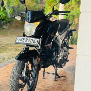 Honda CB Hornet Dual Disk 2016 - Image 2
