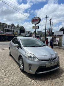 Toyota Prius 3rd gen 2014 for sale in Gampaha, Gampaha