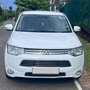 Mitsubishi Outlander Plug in Hybrid 2013