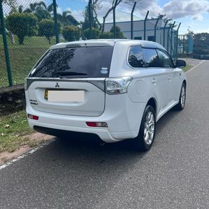 Mitsubishi Outlander Plug in Hybrid 2013 - Image 3