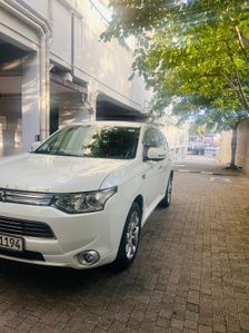 Mitsubishi Outlander PHEV 2014