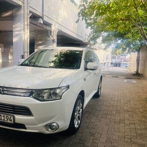 Mitsubishi Outlander PHEV 2014 - Image 2