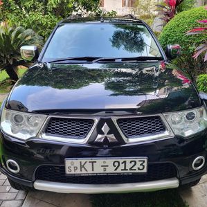 Mitsubishi Montero sport 2012 - Image 2
