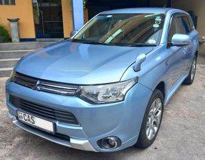 Mitsubishi Outlander PHEV 2014