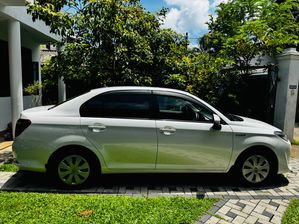 Toyota Axio Hybrid 2015