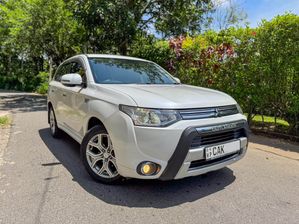Mitsubishi Outlander PHEV 2015