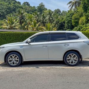 Mitsubishi Outlander PHEV 2015 - Image 3