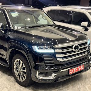 Toyota Land Cruiser Sahara LC300 BRAND NEW 2023 - Image 2