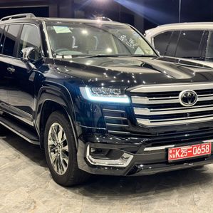 Toyota Land Cruiser Sahara LC300 BRAND NEW 2023 - Image 3