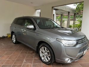 Mitsubishi Outlander PHEV 2013