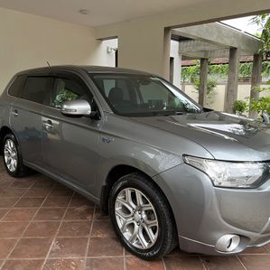 Mitsubishi Outlander PHEV 2013 - Image 2