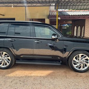 Lexus LX 600 Ultra Luxury 2023 - Image 3