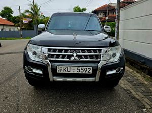 Mitsubishi Montero Petrol 2012