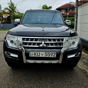 Mitsubishi Montero Petrol 2012 - Image 2