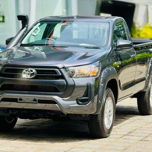 Toyota Hilux 2.8 Revo 6Fwd 4x4 BN 2025 - Image 2
