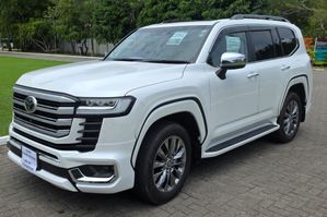 Toyota Land Cruiser Sahara LC 300 2024