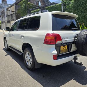 Toyota Land Cruiser Sahara V8 2017 - Image 2