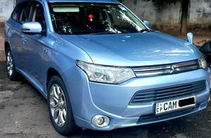Mitsubishi Outlander PHEV 2013