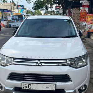 Mitsubishi Outlander PHEV G Navi 2015 - Image 2