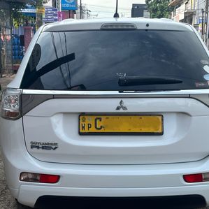 Mitsubishi Outlander PHEV G Navi 2015 - Image 3