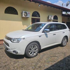 Mitsubishi Outlander PHEV G-NAV Premium 2015 - Image 2