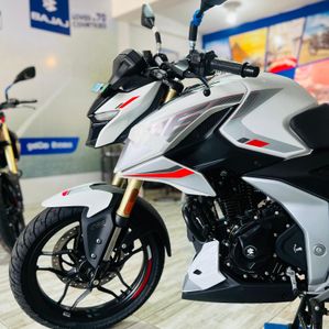 Bajaj Pulsar N160 Premium 2025 - Image 2