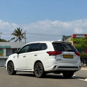 Mitsubishi Outlander G-Navi Premium 2015 - Image 3