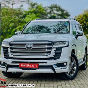 Toyota Land Cruiser Sahara LC300 0 MILEAGE 2023 - Image 2