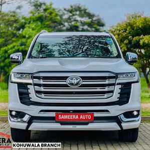 Toyota Land Cruiser Sahara LC300 0 MILEAGE 2023 - Image 3