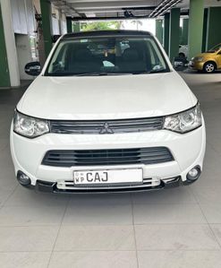 Mitsubishi Outlander PHEV 2015