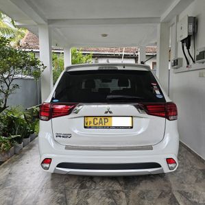 Mitsubishi Outlander PHEV G Navi Premium 2015 - Image 3