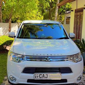 Mitsubishi Outlander Plug in Hybrid 2013 - Image 2