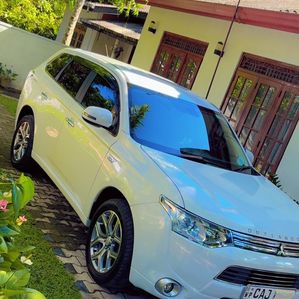 Mitsubishi Outlander Plug in Hybrid 2013 - Image 3