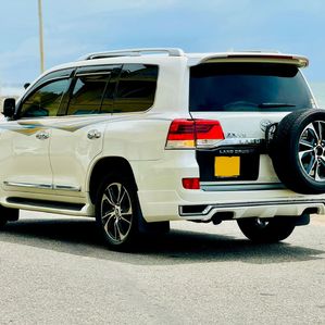 Toyota Land Cruiser Sahara - URJ 202 2010 - Image 3