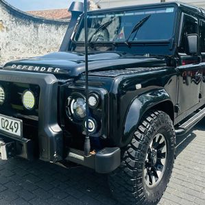 Land Rover Defender 2.2 TDCI puma 2013 - Image 2