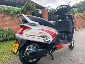 Mahindra Gusto Red 2018
