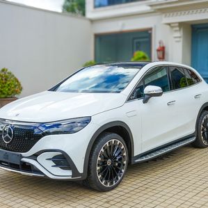 Mercedes Benz EQE 300 350 P+ Hyper Display 2024 - Image 2