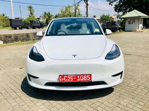 Tesla Model Y LONG RANGE SUV 2024