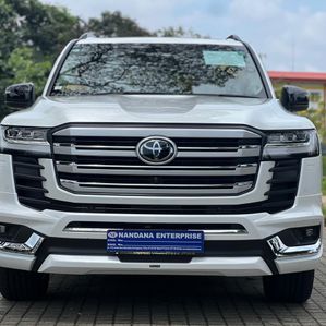 Toyota Land Cruiser Sahara ZX 70TH ANNIVERSARY 2023 - Image 3