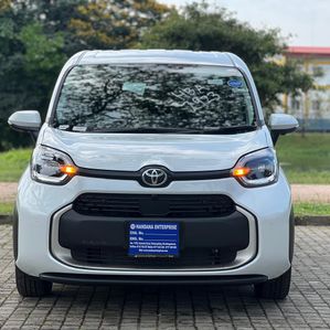 Toyota Sienta 7 Seater Full Option 2024 - Image 2