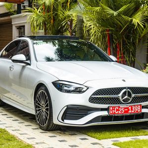 Mercedes Benz C200 AMG Premium Plus 2025 - Image 3
