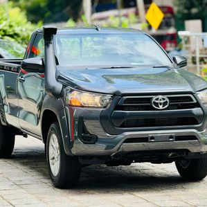 Toyota Hilux Revo 6FWD 2.8 4x4 BN 2025 - Image 3