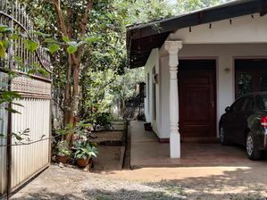 Land with Old House for Sale in Kundasale